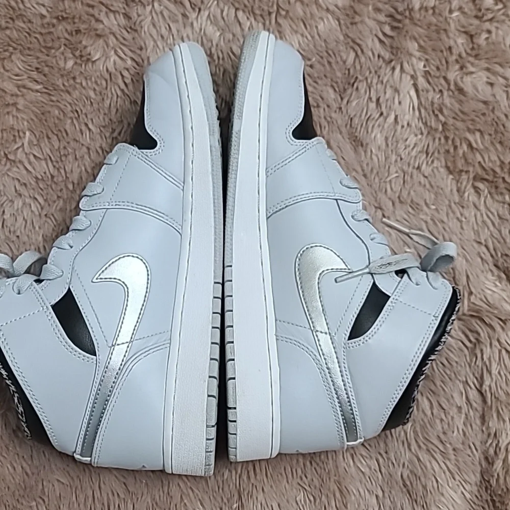 Nike Air Jordan 1 Mid sneakers in the 'Wolf Grey' Sz 7